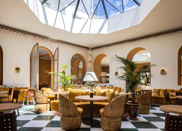 Sous le charme de Maison Chiberta, hôtel proche de Biarritz  À Anglet, l’ancien hôtel de Chiberta et du Golf a changé de visage. Après sept mois de travaux, le groupe Annie Famose a redonné souffle à cette hôtel proche de Biarritz. Résultat : une maison lumineuse où l’on passe du green à l’océan, du patio andalou à la cuisine flamboyante de Juan Arbelaez.