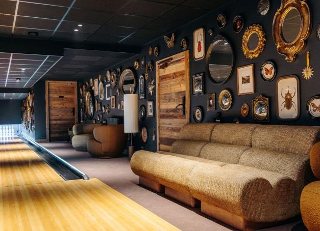 Si vous doutiez encore que l’hôtel choisi peut transformer l’expérience, Yonder a sélectionné pour vous des hôtels insolites dans les Alpes françaises, dotés de ce petit twist capable de vous faire passer des vacances… au sommet.