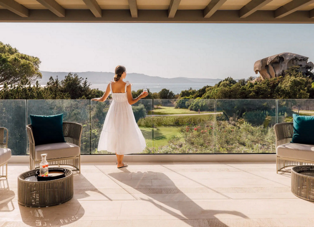 De la Costa Smeralda et son élégance légendaire aux villas royales posées sur des péninsules préservées, la Sardaigne se décline en mille visages pour les couples en quête d'un mariage d'exception au bord de la Méditerranée. Notre sélection de cinq adresses où paysages, hospitalité et art de vivre composent un décor inoubliable pour se dire oui.