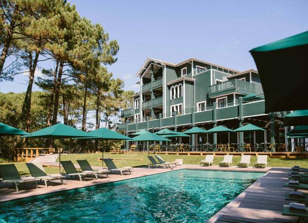 Entre océan Atlantique et forêts de pins, Hossegor déroule un décor puissant qui séduit surfeurs et âmes éprises de décors sauvages. Où poser ses valises pour embrasser pleinement cette énergie landaise ? Voici cinq hôtels à Hossegor et dans les environs.