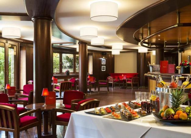 Un hôtel pour un séminaire résidentiel ne se résume pas à des salles de réunion parfaitement équipées. Il repose aussi sur un cadre stimulant, une atmosphère qui favorise la cohésion et des expériences capables d’insuffler une nouvelle dynamique à vos équipes. Sélection des hôtels où imaginer un séminaire résidentiel, en bord de mer ou en ville.