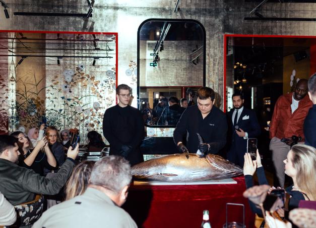 Une fois par mois, le restaurant japonais UNI fait entrer en salle un thon rouge entier pour le Maguro Kaitai, cérémonie de découpe menée sous les yeux des convives. Gestes précis, pièces dégustées à la minute, de l’akami à l’ōtoro : nous avons assisté à ce rituel rare à Paris.