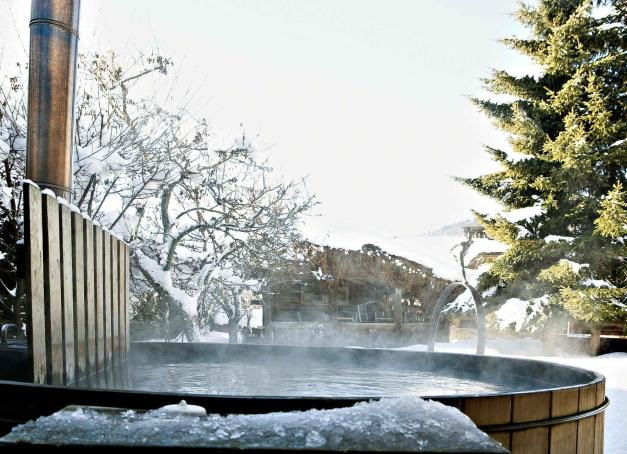 Chalets indépendants pour les familles ou les groupes, chambres à louer dans des chalets, ou chalets intégrés à des hôtels : tous ont pour point commun de disposer d’un jacuzzi où relâcher les muscles après une journée de glisse.