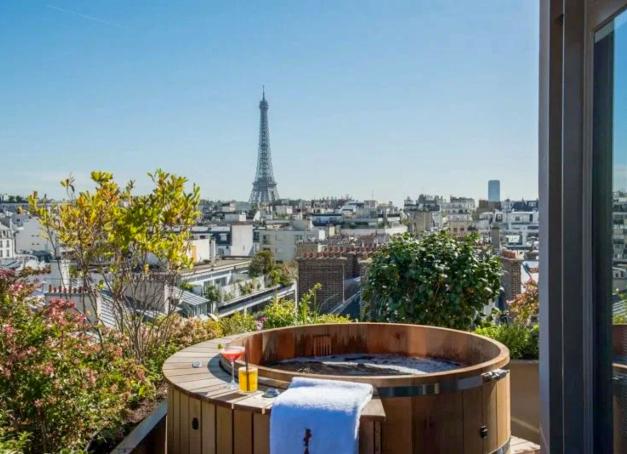 Voici les plus beaux hôtels de luxe à Paris avec un focus sur les boutique-hôtels et les adresses indépendantes.