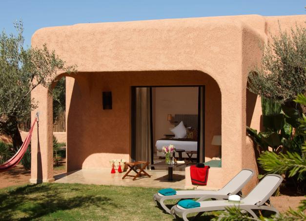 À Marrakech, l’Oasis Lodge cultive un luxe discret au cœur d’un écrin de verdure de cinq hectares, à seulement dix minutes de la médina. Avec ses 25 nouveaux lodges aux accents marocains, son restaurant La Table des Oliviers et sa piscine bordée de végétation, cette adresse cinq étoiles conjugue dépaysement, sérénité et art de vivre, en couple comme en famille.