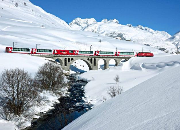Train légendaire par excellence, le Glacier Express propose un voyage inoubliable du Mont Cervin jusqu'à l'Engadine, en Suisse. Depuis 1930, il relie l'élégante Zermatt, à la glamour St-Moritz. À une vitesse moyenne de 36 km/h, l'allure est idéale pour un périple contemplatif.