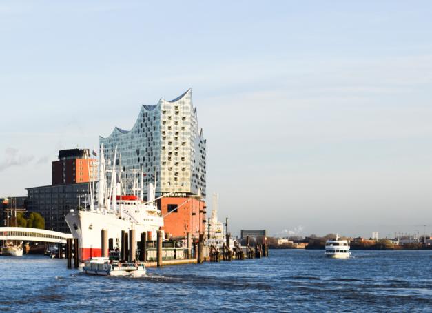 On file à Hambourg, deuxième ville d’Allemagne et pourtant encore méconnue des voyageurs. Architecture, design, bars tendance, restos dans l’air du temps, sans oublier son emblématique Philharmonie de l’Elbe : la cité hanséatique a tout pour un city break. Tour d’horizon des bonnes adresses de Hambourg à ne pas manquer.