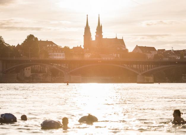 Bâle est une ville qui vit l'été intensément ! Lorsque le mercure grimpe, les Bâlois n'hésitent pas à se jeter à l'eau... dans le Rhin. Pendant toute la saison estivale, le majestueux fleuve aimante la vie bâloise. Découverte.
