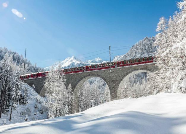 <p>Aux confins de la Suisse et de l'Italie, le Bernina Express relie Coire à Tirano, traversant 55 tunnels, passant sur 196 ponts et montant jusqu'à 2,253 mètres d'altitude. Découverte d'un extraordinaire voyage en train.</p>
