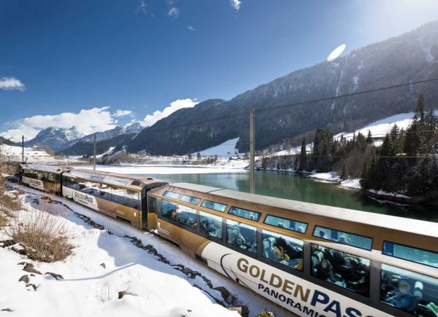 <p>Reliant trois régions, deux zones linguistiques et huit lacs, la GoldenPass Line est un véritable condensé de Suisse à elle toute seule ! Nous vous faisons découvrir en images cette célèbre ligne de train helvétique.</p>
