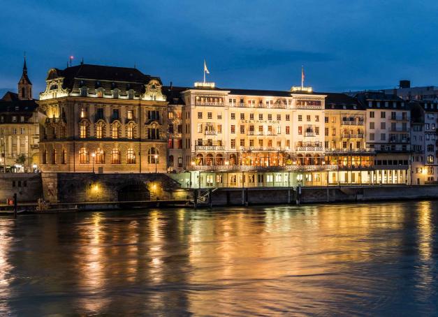 Napoléon, la reine Elisabeth II ou Pablo Picasso ont tous en commun d’avoir séjourné aux Trois Rois, le grand hôtel le plus prestigieux de Bâle. Coup de projecteur sur une adresse légendaire, où l’on dîne aussi bien (trois-étoiles Michelin) que l’on dort !