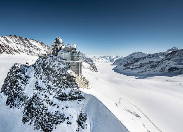 <p>Depuis plus d’un siècle, la Jungfraubahn (Chemin de fer de la Jungfrau) dépose ses passagers dans la gare de chemin de fer la plus élevée d’Europe, à exactement 3,454 mètres d’altitude. Sur le « toit de l'Europe », le paysage de neige et de glace est tout simplement fascinant. </p>
