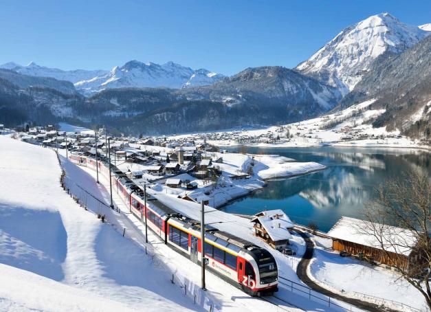 Oubliez l’avion et la voiture ! Pour partir découvrir en Suisse certains des plus beaux paysages d’Europe, profitez d’un des réseaux de train (et de transports publics) parmi les plus efficaces au monde. Tout le monde à bord !