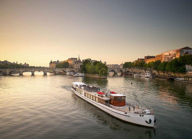 Frédéric Anton signe un menu au cordeau à bord d’un yacht intimiste, pour une croisière gastronomique au fil de Paris.
