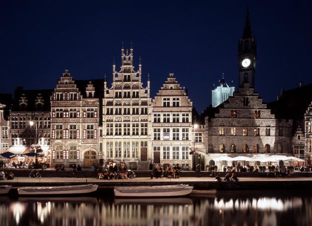Nichée entre Bruxelles et Bruges, Gand est trop souvent ignorée par les touristes. Pourtant, cette ville conjugue à merveille le charme d’une ville historique et la modernité d’une métropole vivante et tendance. Découverte de Gand, le city-break idéal du printemps.