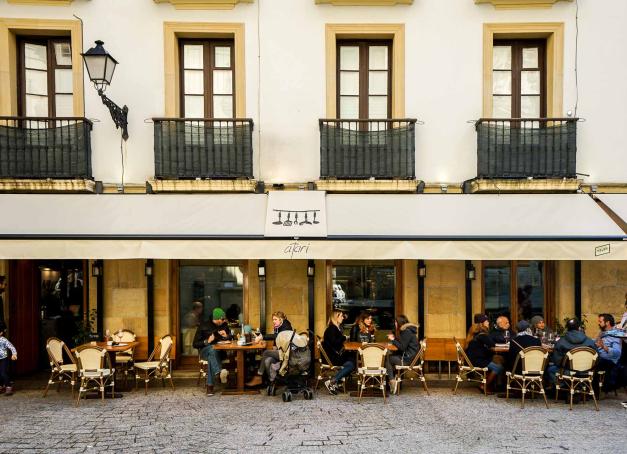 Les pintxos sont au Pays basque ce que les tapas sont à l’Espagne. Dans le centre historique de San Sebastián, on les trouve à tous les coins de rue. À l’occasion de notre récent passage dans la métropole basque, on a sélectionné pour vous les meilleurs bars à pintxos de la ville.