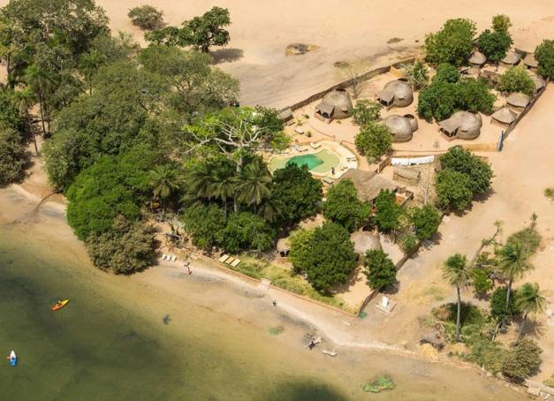 Au Sine Saloum, région préservée du Sénégal, la beauté trace son chemin à travers la simplicité. On y vient pour rencontrer la population, contempler des paysages, percevoir la fragilité du vivant, mais aussi cette obstination humaine à le préserver, comme un serment silencieux fait à la nature. Le voyage au Sine Saloum se fait au rythme lent des pirogues qui glissent dans la mangrove, des nuits en bivouac sur des îlots inhabités.