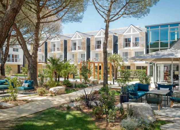 Ancrée dans la baie de Quiberon, à quelques pas de la Grande Plage, Thalazur Carnac signe son grand retour dans le monde de la thalassothérapie. Après 18 mois de travaux d’envergure, cette escale historique se positionne dans le top des destinations bien-être en Bretagne. Zoom sur cet établissement labellisé Clé Verte depuis janvier 2026.