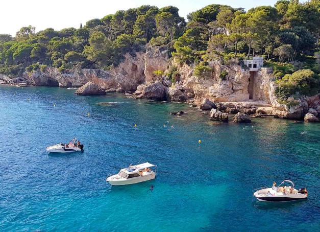 Visiter la Côte d’Azur en mettant le cap sur Antibes, le temps d’une escapade ensoleillée. La vieille ville est située à l'est d'une péninsule verdoyante qui dévoile, côté ouest, la station balnéaire chic de Juan Les Pins dans le célèbre golf du même nom. Et à son extrémité, le cap d'Antibes face à la grande bleue. Suivez le guide. 
