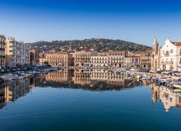 Entre Méditerranée et étang de Thau, Sète joue les belles occitanes. La petite Venise du sud, qui a vu naître Georges Brassens, Paul Valéry et Jean Vilar se découvre au fil de ses canaux et de ses bonnes tables. Revue gourmande.
