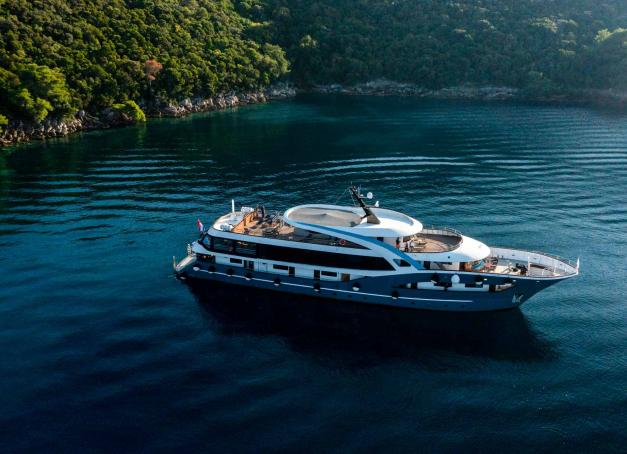 La Croatie séduit pour son climat ensoleillé, ses eaux cristallines et son patrimoine historique. La meilleure façon de les apprécier est de faire du cabotage le long de la côte dalmate à bord de l’Adriatic Blue, un vrai yacht 5 étoiles. Embarquement immédiat !