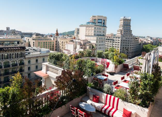 Quels sont les meilleurs hôtels 5 étoiles à Barcelone ? Du centre historique à l’Eixample en passant par Montjuïc, voici les adresses à retenir pour leur emplacement, leur personnalité et la qualité de l’expérience.