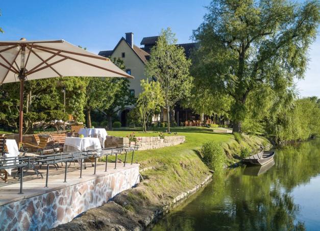 Tables étoilées, winstubs de caractère ou adresses plus confidentielles : la gastronomie alsacienne n'a plus rien à prouver. De Strasbourg à Kaysersberg, voici 13 restaurants parmi les meilleurs d'Alsace, de quoi combler les gourmets les plus exigeants.