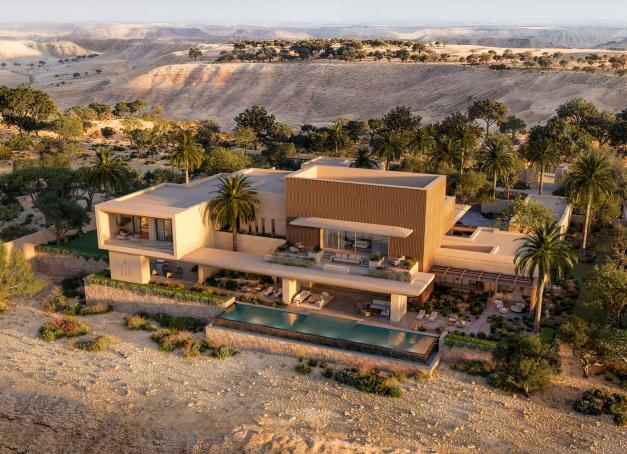 À quelques kilomètres de Diriyah et des portes de Riyad, Aman dévoile Amansamar, un nouvel écrin de paix dans le désert saoudien. Une retraite ultra-exclusive suspendue entre ciel et sable, pensée comme un sanctuaire de lumière.