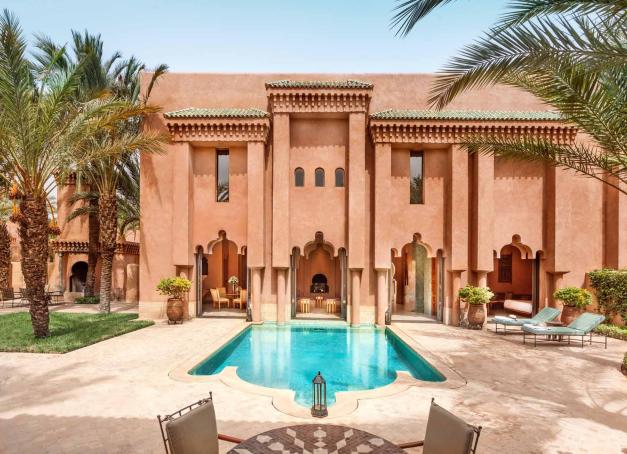 Dans la douceur de l’hiver, Marrakech est la destination idéale pour un week-end comme une parenthèse de raffinement. A savourer au bord de sa piscine privée en séjournant dans l’un des trois plus beaux hôtels de la ville rouge.
