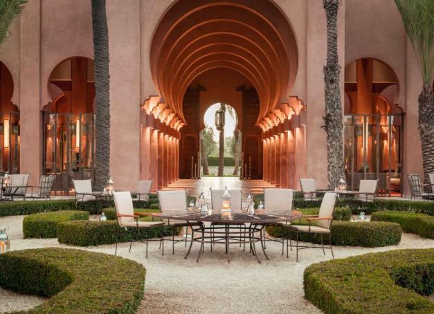 Dans la douceur de l’hiver, Marrakech est la destination idéale pour un week-end comme une parenthèse de raffinement. A savourer au bord de sa piscine privée en séjournant dans l’un des cinq plus beaux hôtels de la Ville rouge.
