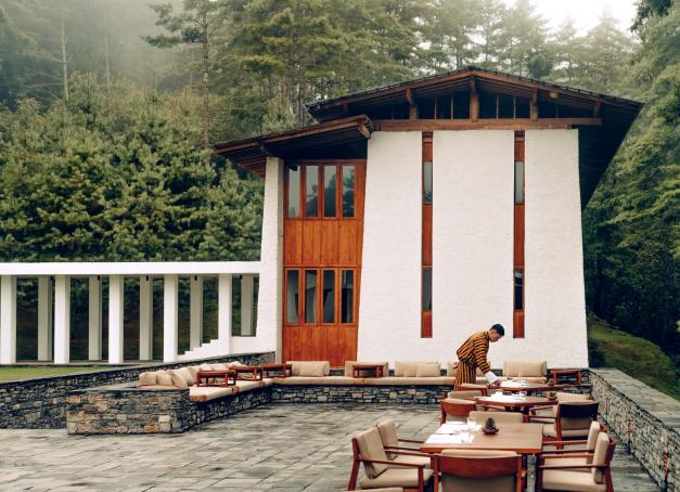 Les travel designers d’Exclusif Voyages et les journalistes experts de YONDER.fr s’allient et vous proposent de partir dans les meilleurs hôtels du Bhoutan, un voyage dans l’Himalaya et la promesse d’une aventure paisible et à grand spectacle. Les hôtels du Bhoutan, 5 étoiles exclusifs souvent perchés, emportent leurs hôtes aux confins de l’Asie, entre l’Inde et la Chine.