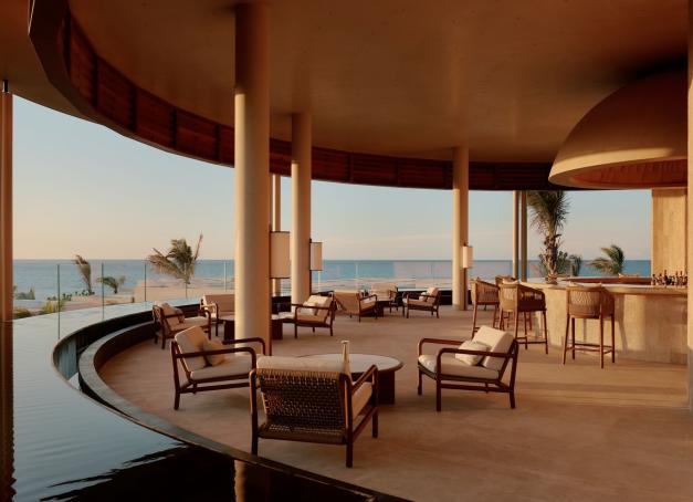 Le groupe hôtelier de luxe Aman a inauguré le 1er août dernier Amanvari, un complexe exclusif installé sur la Côte-Est de la Basse-Californie, au Mexique. Entre désert, mer de Cortés et expériences haut de gamme, ce nouveau sanctuaire mise sur l’intimité, le bien-être et l’immersion dans une nature préservée. 
