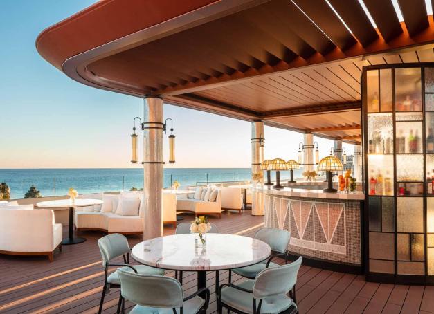 De la Promenade des Anglais aux hauteurs plus confidentielles, la ville classée à l’Unesco aligne des adresses où le séjour devient décor. Voici notre sélection des plus beaux hôtels 4 et 5 étoiles où dormir à Nice.
