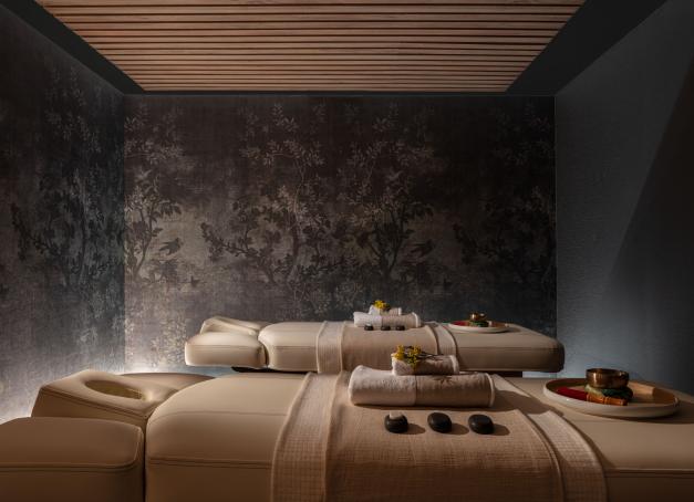 En plein cœur de ville, l’offre bien-être de l’hôtel cinq étoiles a de quoi ravir les amateur·ices de soins parfaitement exécutés dans un cocon coupé de l’agitation. Une adresse à noter dans ses tablettes. 