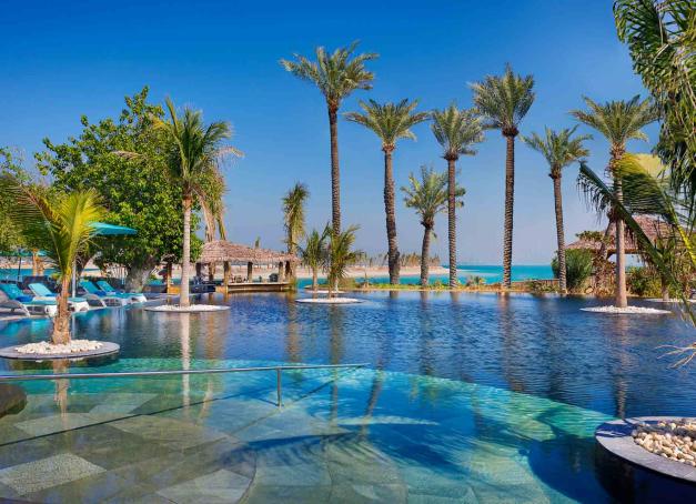À quinze minutes en bateau de la Palm Jumeirah, c’est une autre Dubaï qui vous attend. Une Dubaï insulaire, presque irréelle, posée sur un chapelet artificiel qu’on croyait oublié : les World Islands. Et au cœur de ce mirage devenu réalité, un premier refuge hôtelier, véritable ovni tropical au large du désert – l’Anantara World Islands Dubai Resort.