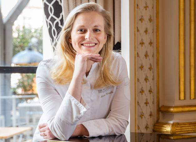À l’occasion de la sortie de « Trésor Ébène » la création de Pâques de la cheffe pâtissière Anne Coruble au palace Peninsula Paris, nous avons eu la chance de rencontrer cette figure incontournable de la pâtisserie française. Dans cette interview, elle partage sa vision unique de la pâtisserie, son parcours riche et sa collaboration avec le chef David Bizet.
