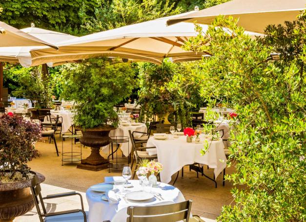À Paris, les vraies terrasses sont rares. Celles qui font oublier le bruit de la ville, encore plus. Avec son jardin caché derrière un hôtel particulier du XVIIIe, Apicius coche toutes les cases, et redonne au déjeuner en plein air son goût de chic décontracté.