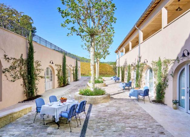 Le Château La Coste, palace en Provence reconnu pour sa collection d'art contemporain, dévoile sur son domaine l'Auberge La Coste, un nouveau lieu de vie de 76 chambres qui conjugue authenticité et sérénité au cœur des vignes de la région d'Aix. Visite en images. 