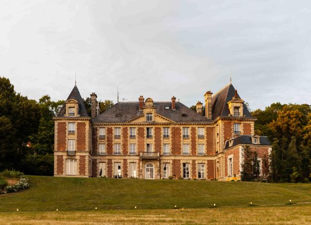 A une petite heure au nord-ouest de Paris, le Vexin déroule ses villages ruraux, sentiers de randonnées et grand parc forestier dans un calme préservé. Une destination idéale pour se ressourcer non loin de la capitale et découvrir des châteaux d’époque aux services hôteliers contemporains. Notre sélection d'hôtels dans le Vexin 4 et 5 étoiles