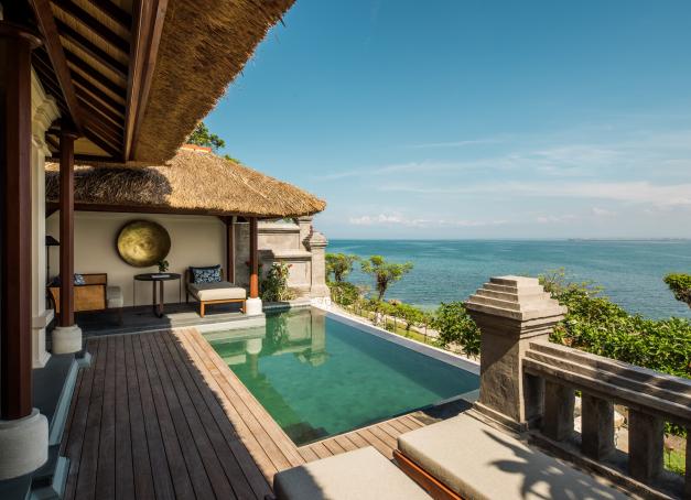 Sur l’île des Dieux, le Four Seasons Resort Bali at Jimbaran Bay cultive un luxe serein, profondément ancré dans la culture balinaise. Un écrin verdoyant où la gastronomie, l’excellence du service et le spa signent une expérience à part. 