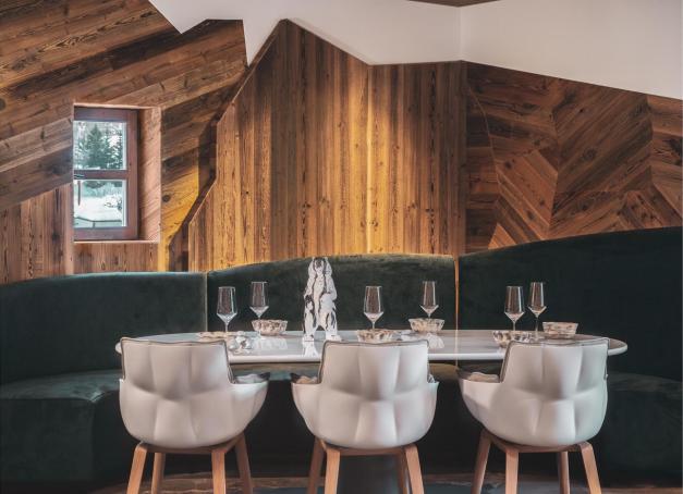 Val d'Isère, célèbre pour ses pistes de ski, se distingue également par sa scène culinaire riche. Des restaurants étoilés aux chalets accueillants, la célèbre station promet un véritable festin pour les gourmets. Notre voyage gustatif à la découverte des meilleurs restaurants de Val d'Isère.