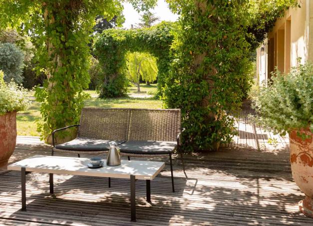 Au cœur des Alpilles, le village classé des Baux-de-Provence ressemble à un musée à ciel ouvert. A son riche patrimoine architectural inscrit dans un environnement exceptionnel, s’ajoutent des établissements qui conjuguent luxe, tables gourmandes et bien-être. Focus sur nos 4 hôtels spas préférés des Baux-de-Provence.