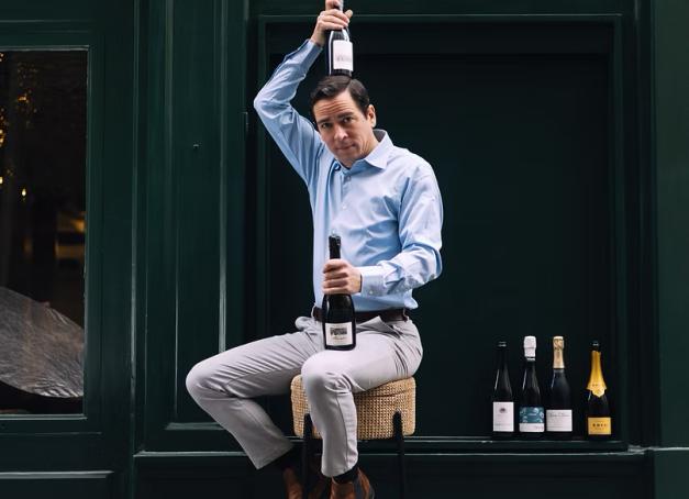 Dans une ruelle du très chic quartier de Saint-Germain-des-Près, à deux pas de l’église médiévale, se trouve une adresse pétillante et unique : actuellement le seul bar à champagne de Paris. Cette taverne d’Ali Baba pour œnophiles aguerris est aussi une porte d’entrée idéale dans le monde du champagne pour les curieux et les néophytes. 
