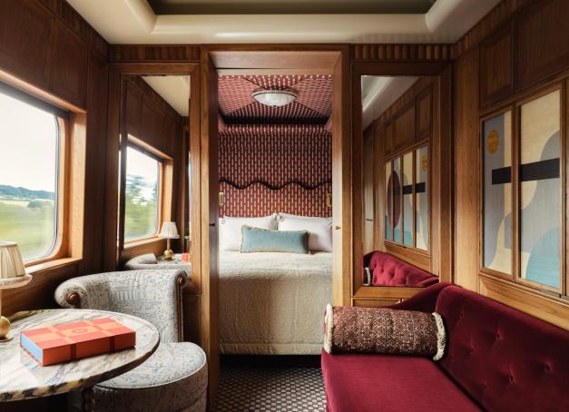 Un train-couchettes mythique s’apprête à reprendre du service. Ce mois de juillet 2025, le Britannic Explorer, A Belmond Train, Royaume-Uni fera de l’Angleterre et du Pays de Galles les décors d’un voyage bien-être sans précédent. À bord, 10 cabines luxueuses, 2 restaurants élégants et surtout, le tout premier spa sur rails en Angleterre, imaginé avec Wildsmith, la maison anglaise experte du soin végétal. 
