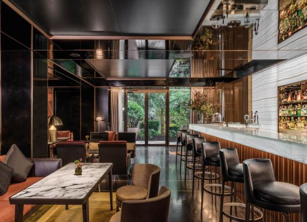 Le chef Niko Romito, trois étoiles au guide Michelin pour son restaurant Reale, dans les Abbruzzes, a créé un menu dégustation inédit, imaginé comme un voyage à travers ses dernières créations. 