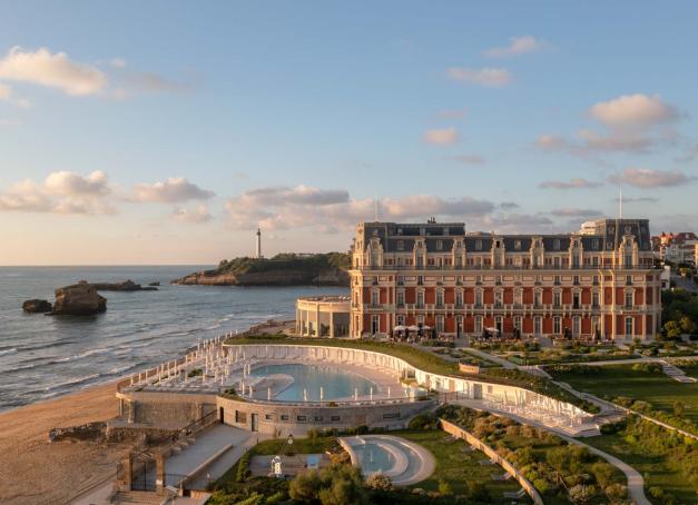 Adossée aux Pyrénées, face aux rouleaux de l’Atlantique, Biarritz déroule un art de vivre aussi iodé que raffiné. En marge des villas Belle Époque, des spots de surf et de l’effervescence culturelle, l’icône basque aligne des adresses hôtelières de caractère. Tour d'horizon des plus beaux hôtels de Biarritz et des environs, côté luxe et charme.
