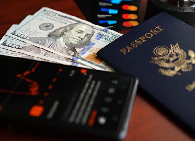 Paiements à l'étranger : comment éviter les frais inattendus et mieux maîtriser son budget ? Quelques réflexes simples et des solutions adaptées permettent de voyager l'esprit léger, sans mauvaise surprise au retour. 