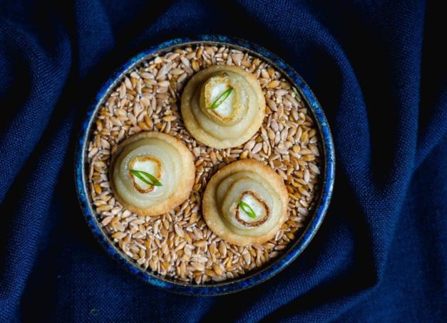 À Boulogne-Billancourt, la scène gastronomique se fait discrète mais le talent y est bien présent. Entre adresses intimistes et bistrots modernes, ces tables confirment le dynamisme culinaire de l'autre côté du périph'. Notre sélection des meilleurs restaurants de Boulogne-Billancourt, à découvrir sans attendre. 