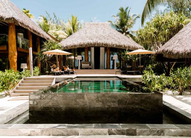 Il a bâti sa légende sur un nom, une philosophie novatrice, un service d’excellence et un atoll d’une beauté surréaliste. Figurant parmi les hôtels les plus iconiques de la planète, ce repaire polynésien se hisse parmi les précurseurs de l’écotourisme de luxe, attirant les plus grandes stars en quête d’intimité et d’anonymat, comme les amateurs de paradis perdus. Une robinsonnade exclusive que nous avons eu le privilège d’expérimenter quelques jours. 
