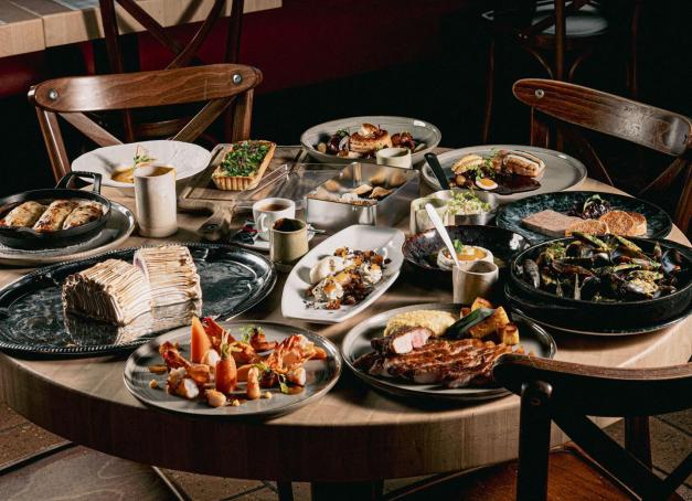 Étoilé, temple du cassoulet, brasserie conviviale… À Carcassonne, les restaurants ne sont pas juste des lieux où l’on se nourrit au détour d’une balade dans la Bastide Saint-Louis : ils incarnent à eux-seuls le patrimoine culinaire du Sud-Ouest, réputé pour son terroir gourmand.